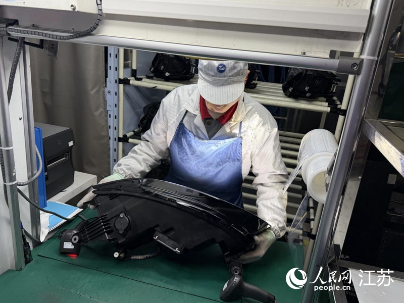 Jiang Lei memeriksa kualiti lampu kereta di kilang Changzhou Xingyu Automotive Lighting System Co., Ltd. di pekan Luoxi, Changzhou, provinsi Jiangsu, timur China. (People's Daily Online/Ren Xiaoran)