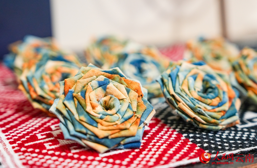 Foto menunjukkan produk ikat celup di bengkel Huang Lin di kampung Nakeli, kaunti autonomi Hani dan Yi Ning’er, provinsi Yunnan, barat daya China. (People's Daily Online/Hu Zunhui)