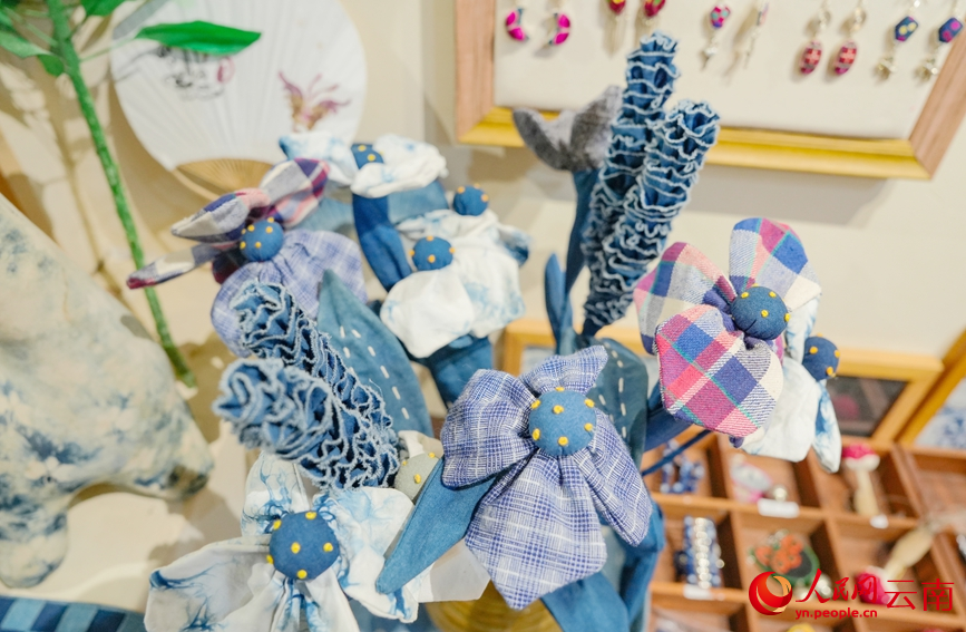 Foto menunjukkan produk ikat celup di bengkel Huang Lin di kampung Nakeli, kaunti autonomi Hani dan Yi Ning’er, provinsi Yunnan, barat daya China. (People's Daily Online/Hu Zunhui)