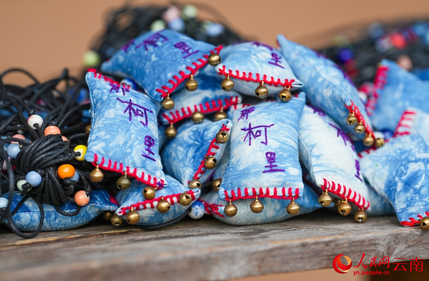 Foto menunjukkan produk ikat celup di bengkel Huang Lin di kampung Nakeli, kaunti autonomi Hani dan Yi Ning’er, provinsi Yunnan, barat daya China. (People's Daily Online/Hu Zunhui)