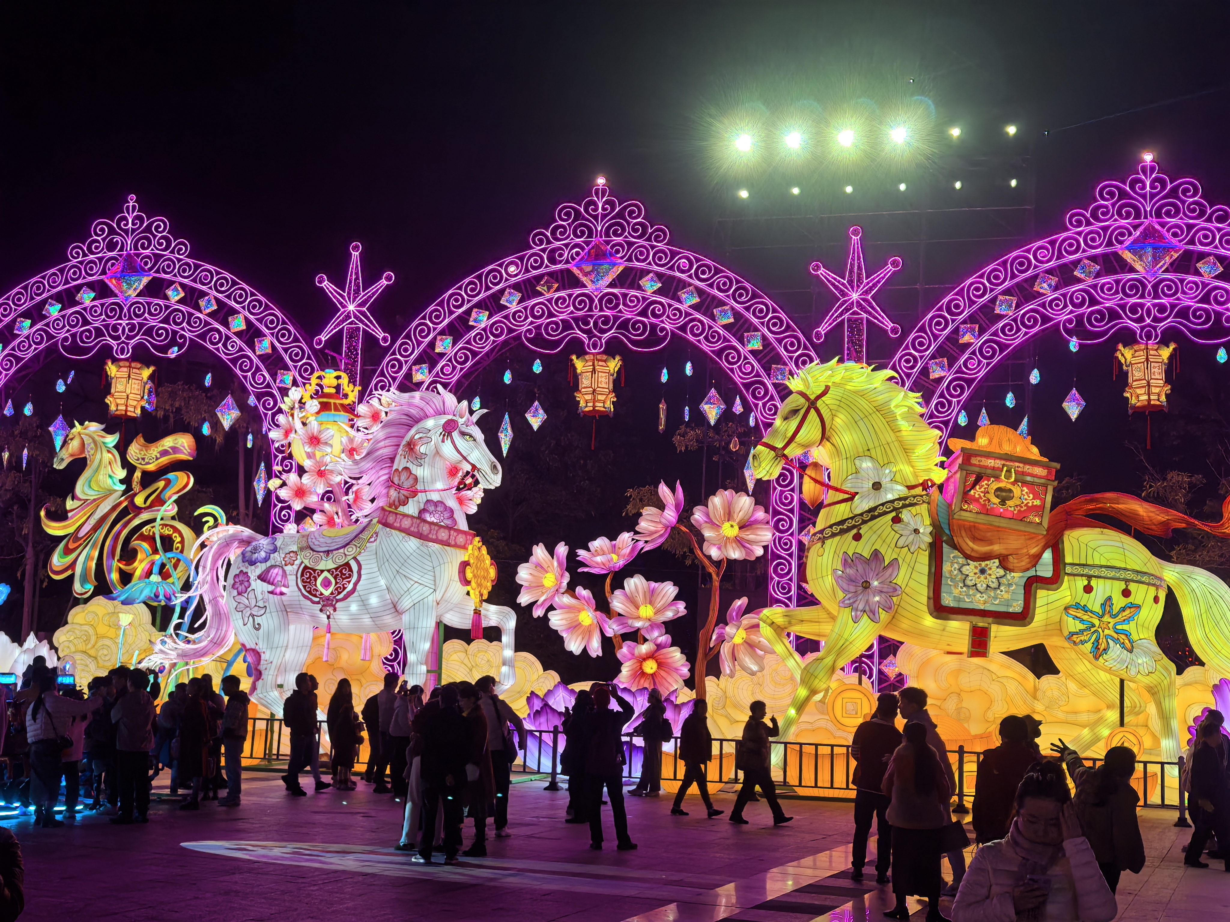 Pameran tanglung menarik kehadiran ramai pengunjung di Taman Ekspo Taman Xiamen di provinsi Fujian, selatan China. (People's Daily Online/Chen Bo)