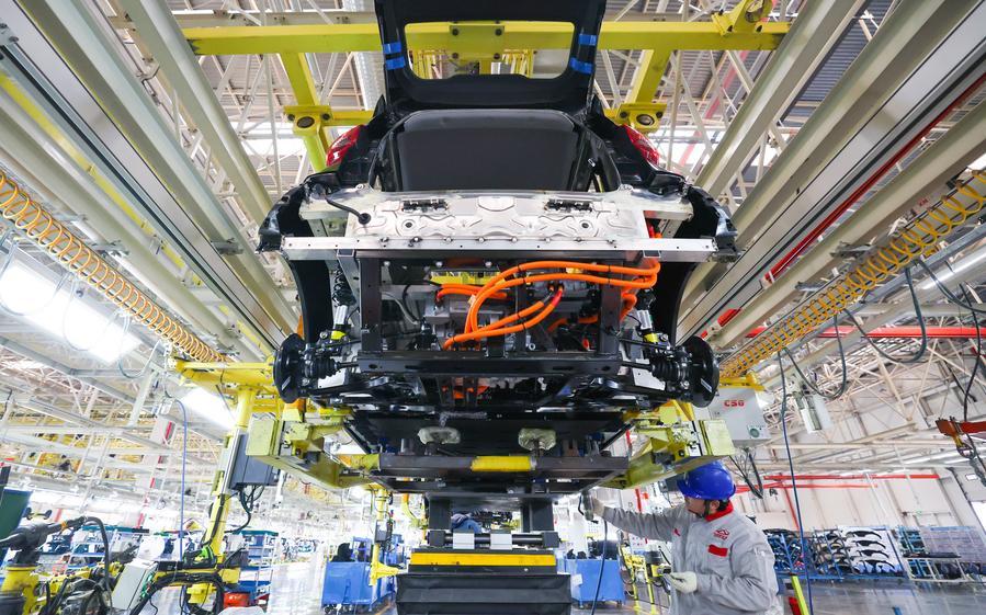 Seorang pekerja sedang memasang sebuah kenderaan tenaga baharu di bengkel Chery di Shijiazhuang, provinsi Hebei, utara China, 8 Januari 2026. (Foto oleh Liang Zidong/Xinhua)