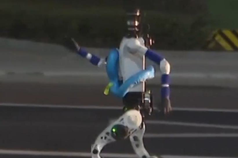 Robot Panaskan Badan untuk Separuh Maraton Beijing