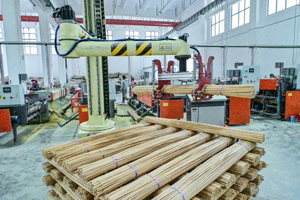 Produk buluh dihasilkan di sebuah kilang di Anqing, Anhui, timur China sebagai alternatif kepada produk plastik.