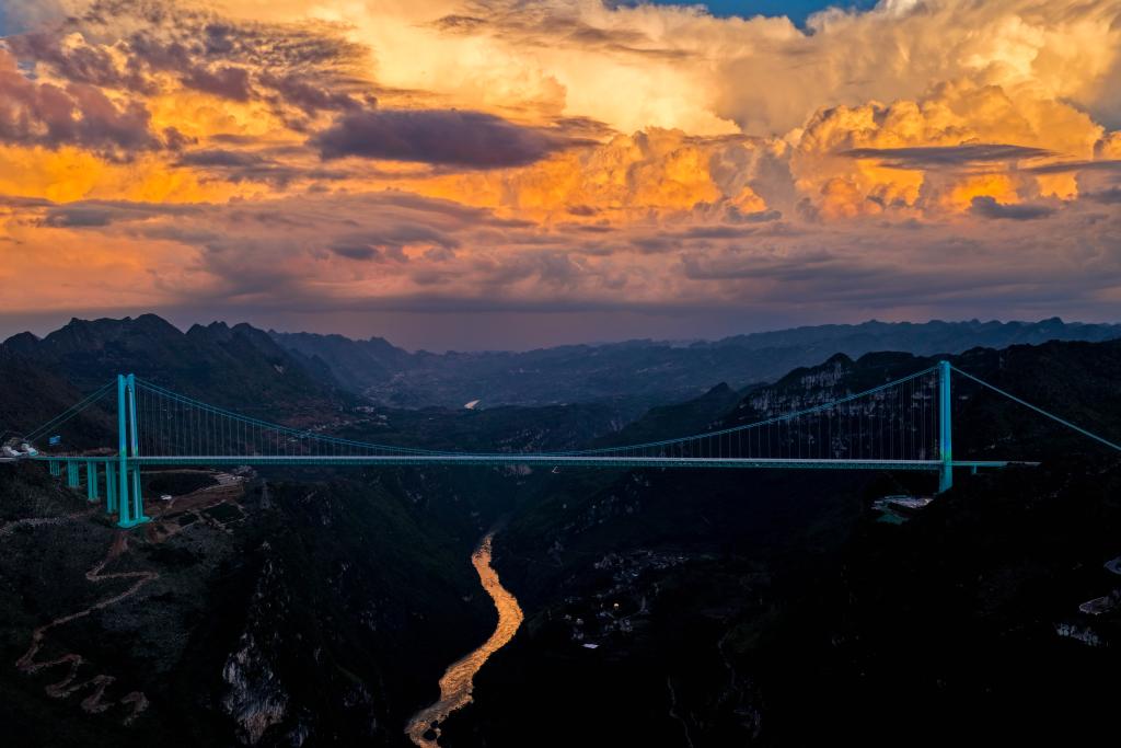 Foto dron yang diambil pada 28 September 2025 ini menunjukkan pemandangan Jambatan Ngarai Besar Huajiang di provinsi Guizhou, barat daya China. (Xinhua/Yang Wenbin)