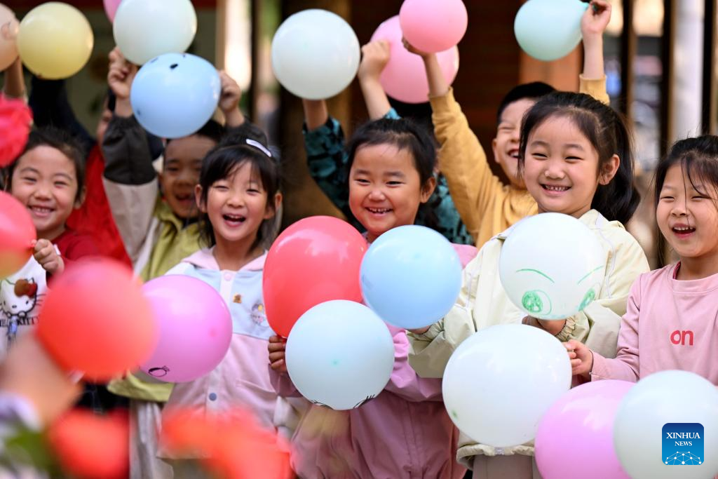 Kanak-kanak memegang belon pada satu aktiviti di sebuah tadika di daerah Xinhua, Shijiazhuang, provinsi Hebei, utara China, 8 Mei 2026. (Foto oleh Chen Qibao/Xinhua)
