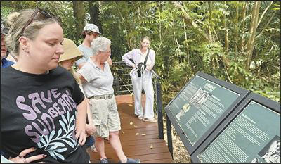 Pelawat membaca pengenalan tentang Taman Peringatan Sandakan. (People's Daily/Bai Yuanqi)