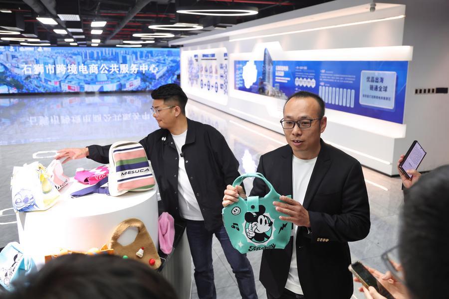 Seorang peniaga memperkenalkan produk di Pusat Perkhidmatan Awam E-Dagang Rentas Sempadan Shishi di provinsi Fujian, tenggara China, 30 Mac 2026. (Xinhua/Jiang Kehong)