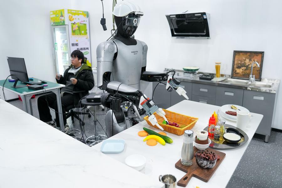 Seorang kakitangan menjalankan latihan multi-senario untuk sebuah robot di Suzhou, provinsi Jiangsu, timur China, 10 Mac 2026. (Xinhua/Li Bo)