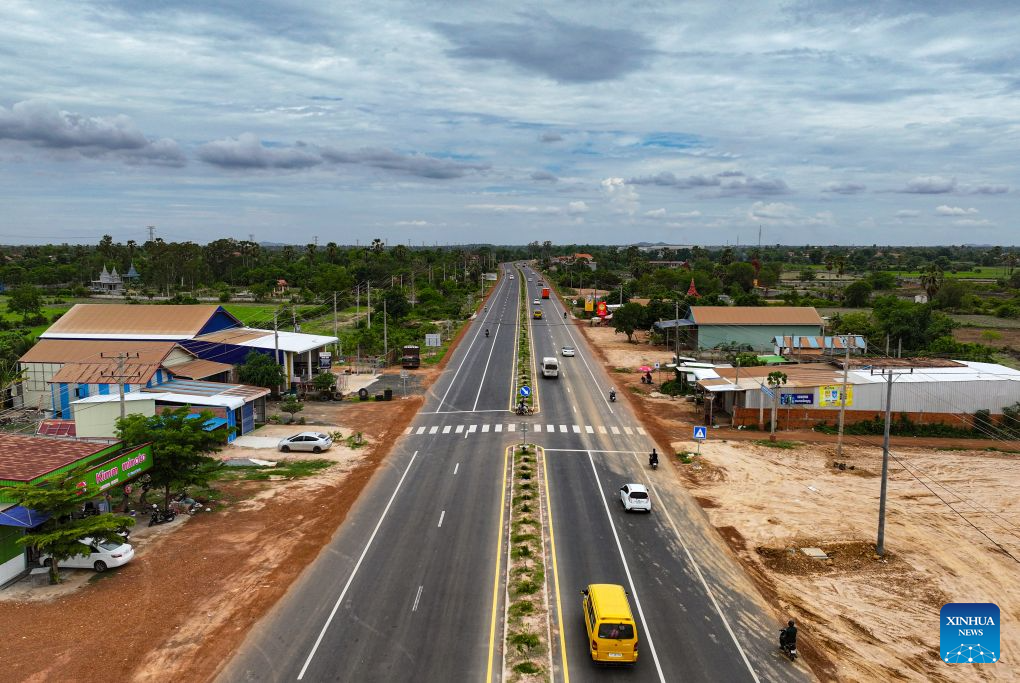 Foto dron yang diambil pada 29 Mei 2026 ini menunjukkan satu seksyen National Road No.7 di Kampong Cham, Kemboja. Kemboja pada Selasa lalu merasmikan satu seksyen National Road No.7 biayaan China yang baru dilebarkan, yang dijangka akan merancakkan perdagangan dan pelancongan serantau. (Foto oleh Nitola/Xinhua)