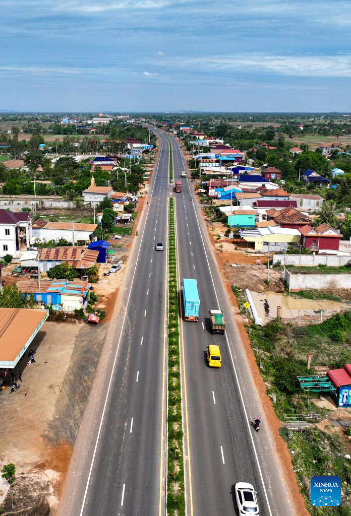 Foto dron yang diambil pada 29 Mei 2026 ini menunjukkan satu seksyen National Road No.7 di Kampong Cham, Kemboja. Kemboja pada Selasa lalu merasmikan satu seksyen National Road No.7 biayaan China yang baru dilebarkan, yang dijangka akan merancakkan perdagangan dan pelancongan serantau. (Foto oleh Nitola/Xinhua)
