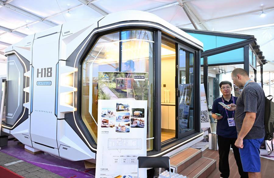 Seorang pembeli dari seberang laut berbincang dengan pempamer pada edisi ke-137 Canton Fair di Guangzhou, provinsi Guangdong, selatan China, 23 April 2025. (Xinhua/Deng Hua)