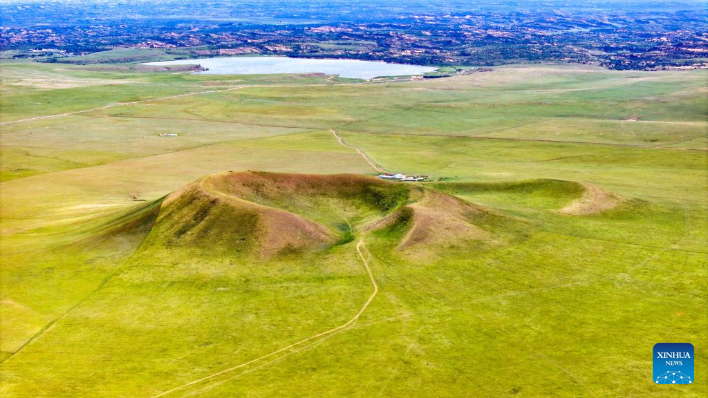 Foto dron yang diambil pada 19 Julai 2026 ini memaparkan pemandangan gunung berapi di sebuah taman geologi negara di Liga Xilingol, wilayah autonomi Mongolia Dalam, utara China. (Foto oleh Wang Zheng/Xinhua)