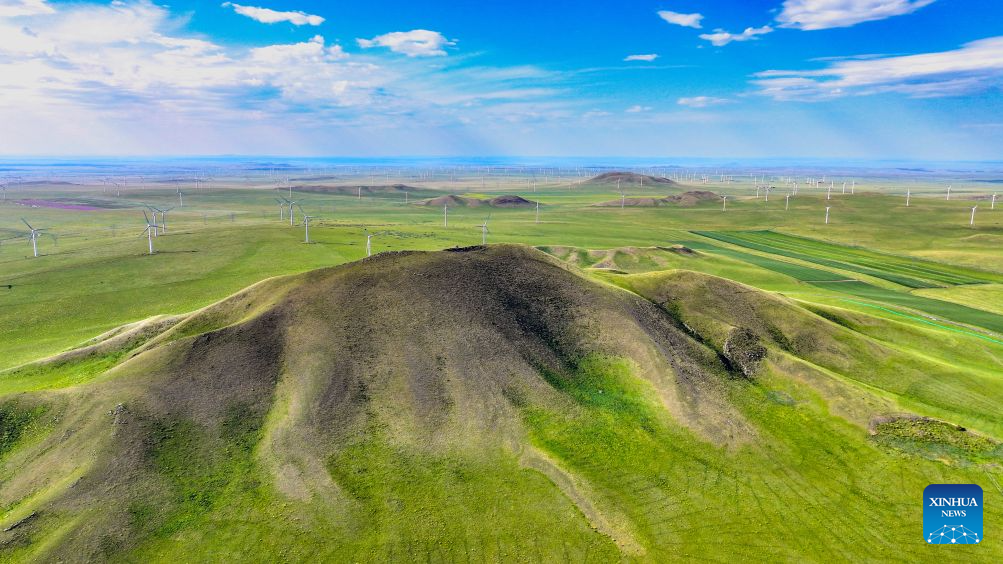 Foto dron yang diambil pada 19 Julai 2026 ini memaparkan pemandangan gunung berapi di sebuah taman geologi negara di Liga Xilingol, wilayah autonomi Mongolia Dalam, utara China. (Foto oleh Wang Zheng/Xinhua)