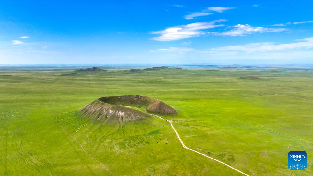 Foto dron yang diambil pada 19 Julai 2026 ini memaparkan pemandangan gunung berapi di sebuah taman geologi negara di Liga Xilingol, wilayah autonomi Mongolia Dalam, utara China. (Foto oleh Wang Zheng/Xinhua)