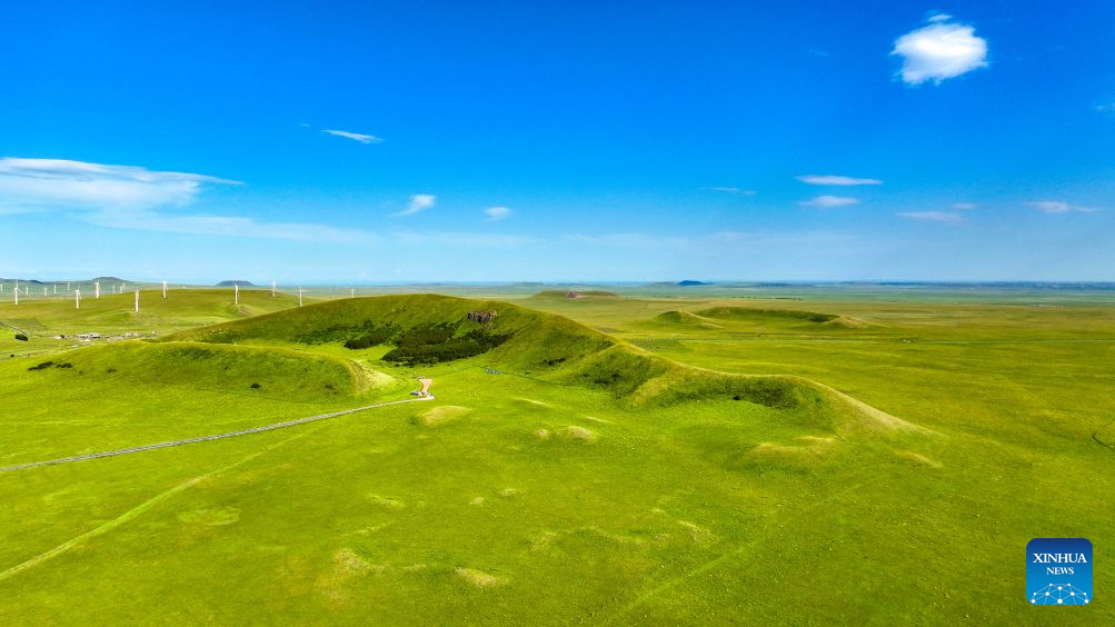Foto dron yang diambil pada 19 Julai 2026 ini memaparkan pemandangan gunung berapi di sebuah taman geologi negara di Liga Xilingol, wilayah autonomi Mongolia Dalam, utara China. (Foto oleh Wang Zheng/Xinhua)