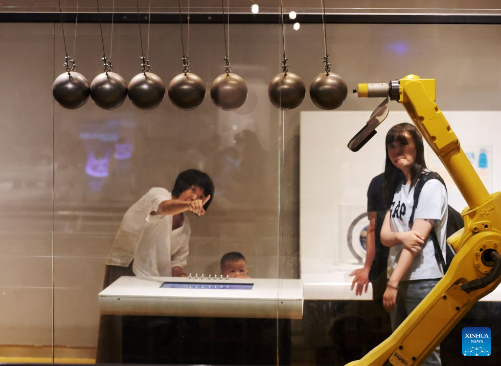 Pelawat melihat satu demonstrasi pengabadian tenaga di Muzium Sains dan Teknologi Liaoning di Shenyang, provinsi Liaoning, timur laut China, 19 Julai 2026. (Xinhua/Li Gang)