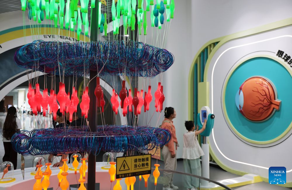 Pelawat belajar tentang kesihatan mata melalui pameran di Muzium Sains dan Teknologi Liaoning di Shenyang, provinsi Liaoning, timur laut China, 19 Julai 2026. (Xinhua/Li Gang)