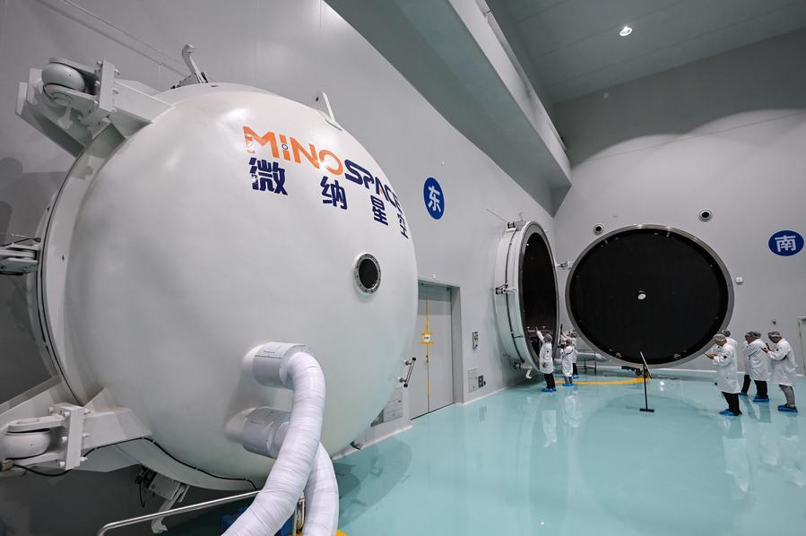 Wartawan mengambil gambar sebuah alat simulasi vakum terma Guoyu Starry Sky Technology, di zon teknologi tinggi Wuxi, provinsi Jiangsu, timur China, 20 Julai 2026. (Xinhua/Chen Yehua)