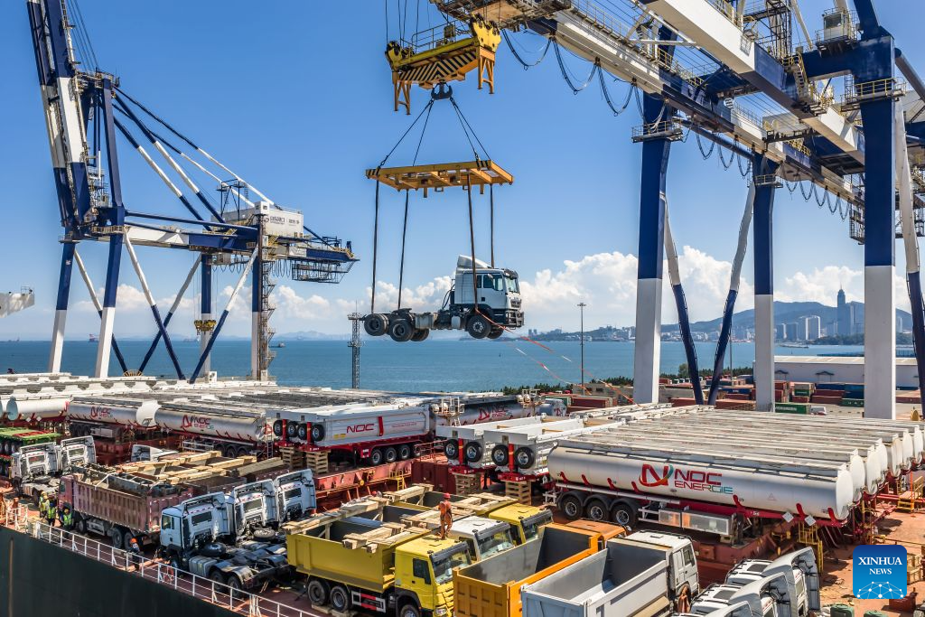 Foto dron bertarikh 16 Ogos 2026 menunjukkan trak buatan China yang menuju ke Ghana dimuatkan ke sebuah kapal di Pelabuhan Yantai, provinsi Shandong, timur China. (Foto oleh Tang Ke/Xinhua)