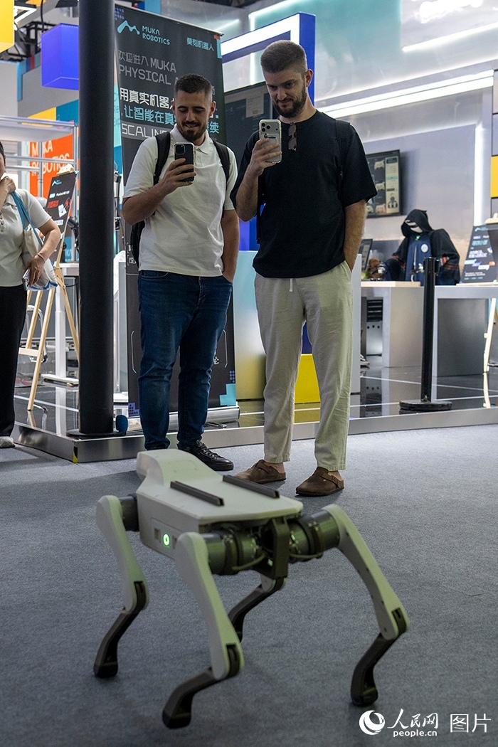 Seorang kakitangan menentukur robot berbilang lengan pada Persidangan Robot Dunia 2026 di Beijing, 19 Ogos 2026. (People's Daily Online/Weng Qiyu)