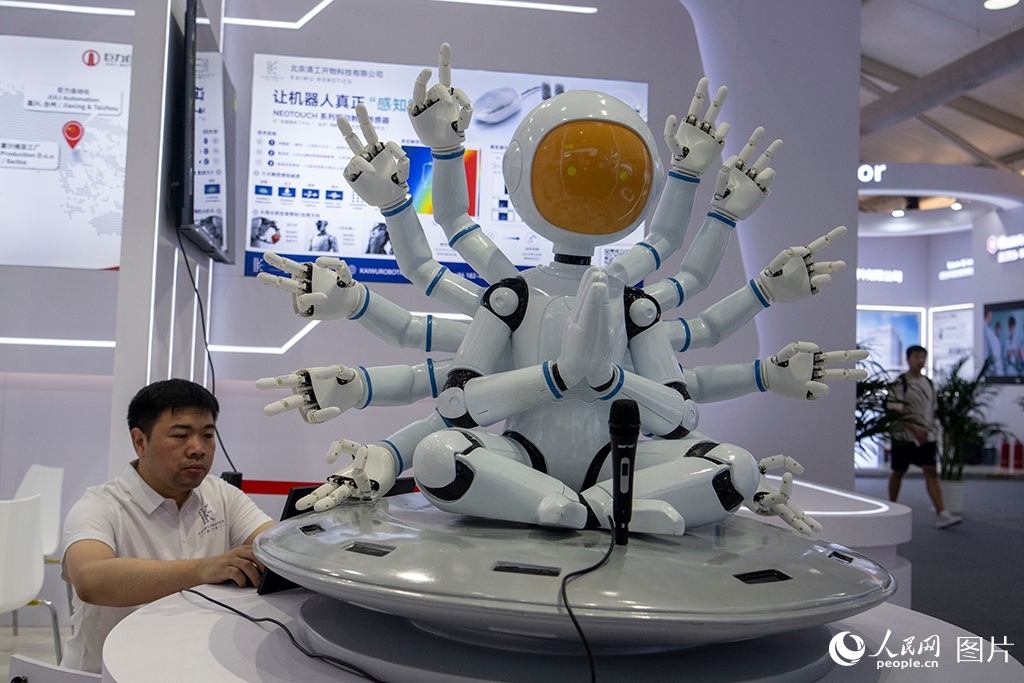 Seorang pelawat mencuba robot pemandu kuadruped pada Persidangan Robot Dunia 2026 di Beijing, 19 Ogos 2026. (People's Daily Online/Weng Qiyu)