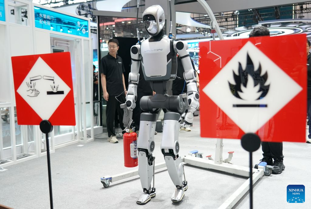 Sebuah robot mendemonstrasikan operasi dalam situasi simulasi bantuan kecemasan pada Persidangan Robot Dunia (WRC) 2026 di Beijing, ibu negara China, 20 Ogos 2026. (Xinhua/Zhang Chenlin). 