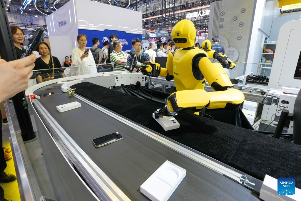 Sebuah barisan pemasangan dan pemeriksaan kualiti telefon pintar robotik dipamerkan pada Persidangan Robot Dunia (WRC) 2026 di Beijing, ibu negara China, 20 Ogos 2026. (Xinhua/Ju Huanzong)