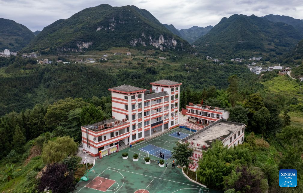 Foto dron bertarikh 30 Ogos 2026 menunjukkan sekolah rendah Guanzhai di puncak Ngarai Besar Sungai Nizhu di pekan Puli, bandar Xuanwei, provinsi Yunnan, barat daya China. (Xinhua/Chen Xinbo)
