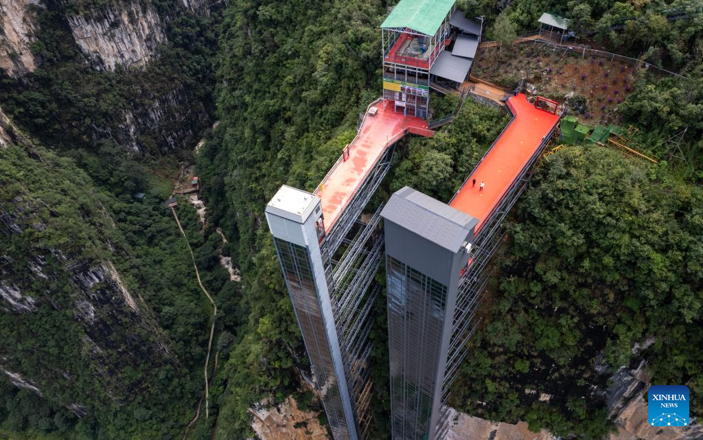 Foto dron bertarikh 29 Ogos 2026 menunjukkan lif cenuram di Ngarai Besar Sungai Nizhu di pekan Puli, bandar Xuanwei, provinsi Yunnan, barat daya China. (Xinhua/Chen Xinbo)