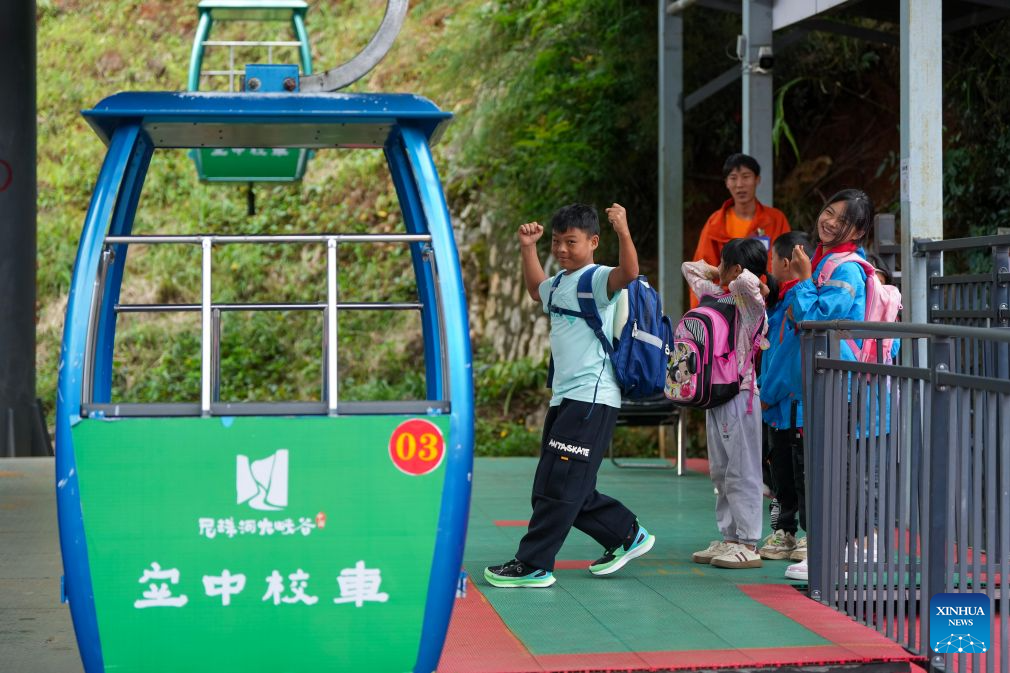 Pelajar menunggu kereta kabel di pekan Puli, bandar Xuanwei, provinsi Yunnan, barat daya China, 30 Ogos 2026. (Xinhua/Chen Xinbo)