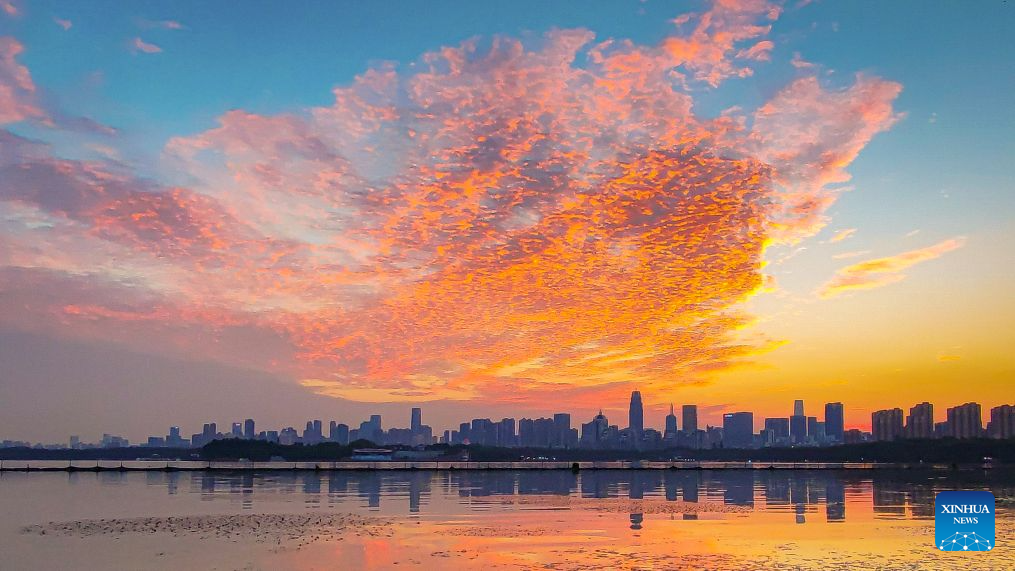 Foto yang diambil dengan telefon bimbit pada 5 September 2026 ini memaparkan keindahan kawasan peranginan Tasik Timur tatkala terbenamnya mentari di Wuhan, provinsi Hubei, tengah China. (Xinhua/Shen Hongbing)