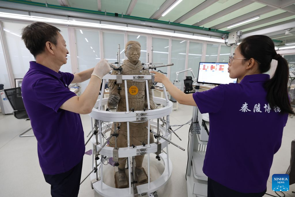 Seorang pakar membetulkan sensor pemuliharaan tentera terracotta di makmal pemuliharaan lokasi Tapak No. 1 Muzium Makam Maharaja Qinshihuang di Xi’an, provinsi Shaanxi, barat laut China, 3 September 2026. (Xinhua/Li Yibo)