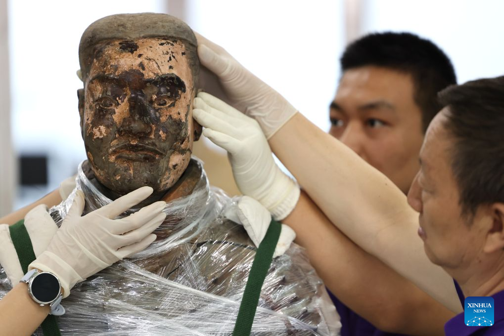 Pakar mencantumkan semula tentera terracotta di makmal pemuliharaan lokasi Tapak No. 1 Muzium Makam Maharaja Qinshihuang di Xi’an, provinsi Shaanxi, barat laut China, 3 September 2026. (Xinhua/Li Yibo)