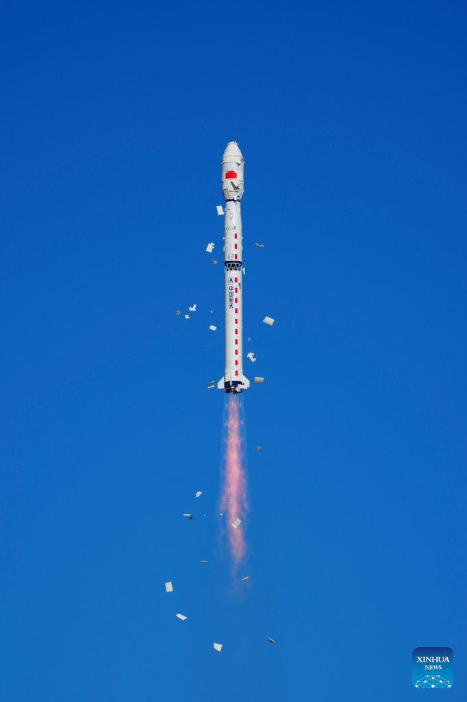 Sebuah roket pembawa Long March-4B membawa kumpulan satelit Yaogan-53 dan Yaogan-56 berlepas dari Pusat Pelancaran Satelit Jiuquan di timur laut China, 10 September 2026. (Foto oleh Wang Jiangbo/Xinhua)
