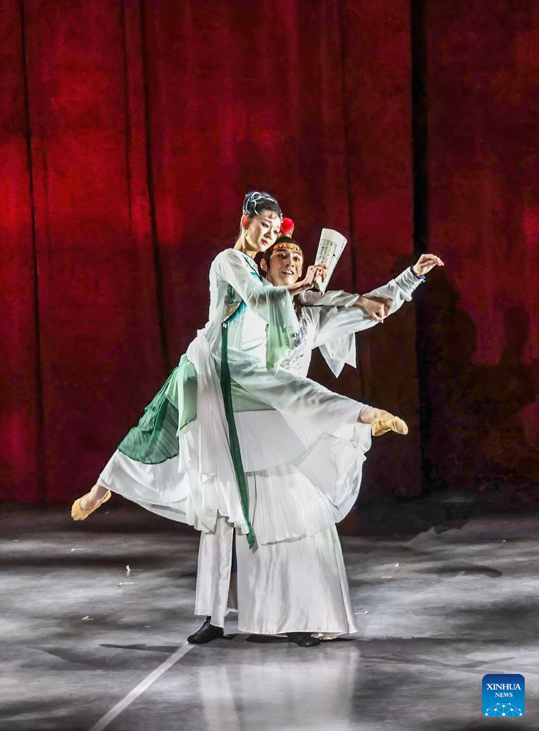 Penari mempersembahkan "A Dream of Red Mansions" di Lincoln Center, New York, AS, 11 September 2026. (Foto oleh Winston Zhou/Xinhua)