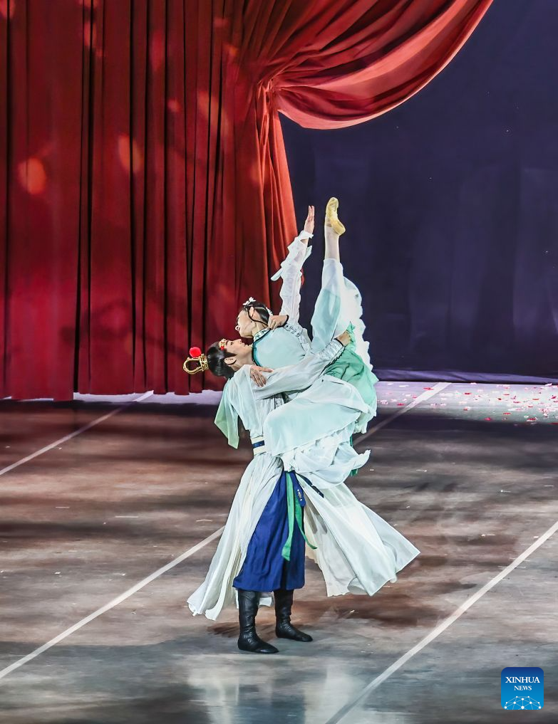 Penari mempersembahkan "A Dream of Red Mansions" di Lincoln Center, New York, AS, 11 September 2026. (Foto oleh Winston Zhou/Xinhua)