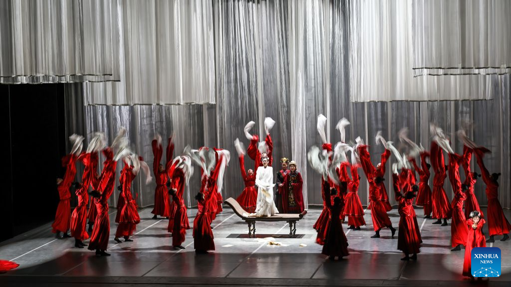 Penari mempersembahkan "A Dream of Red Mansions" di Lincoln Center, New York, AS, 11 September 2026. (Foto oleh Winston Zhou/Xinhua)