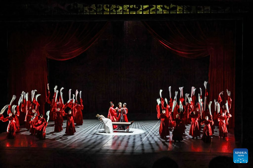 Penari mempersembahkan "A Dream of Red Mansions" di Lincoln Center, New York, AS, 11 September 2026. (Foto oleh Winston Zhou/Xinhua)