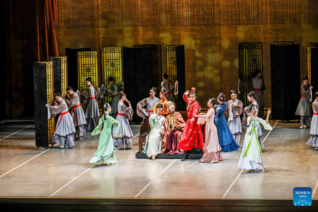 Penari mempersembahkan "A Dream of Red Mansions" di Lincoln Center, New York, AS, 11 September 2026. (Foto oleh Winston Zhou/Xinhua)