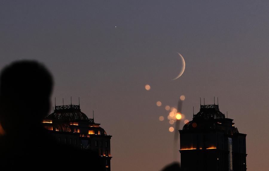 Foto yang diambil pada 14 September 2026 ini menunjukkan kemunculan planet Zuhrah di sebelah bulan di langit bandar Jiamusi, provinsi Heilongjiang, timur laut China. (Foto oleh Chen Zhiguo/Xinhua)