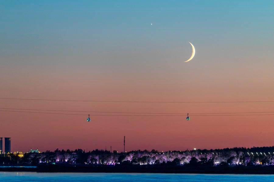 Foto yang diambil pada 14 September 2026 ini menunjukkan kemunculan planet Zuhrah di sebelah bulan di langit bandar Jiamusi, provinsi Heilongjiang, timur laut China. (Foto oleh Chen Zhiguo/Xinhua)