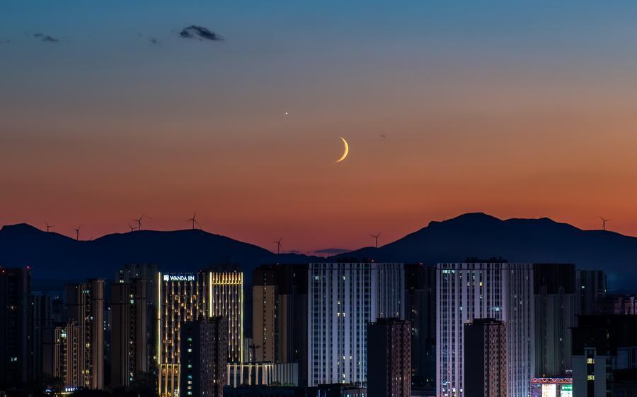 Foto yang diambil pada 14 September 2026 ini menunjukkan kemunculan planet Zuhrah di sebelah bulan di langit bandar Jiamusi, provinsi Heilongjiang, timur laut China. (Foto oleh Chen Zhiguo/Xinhua)