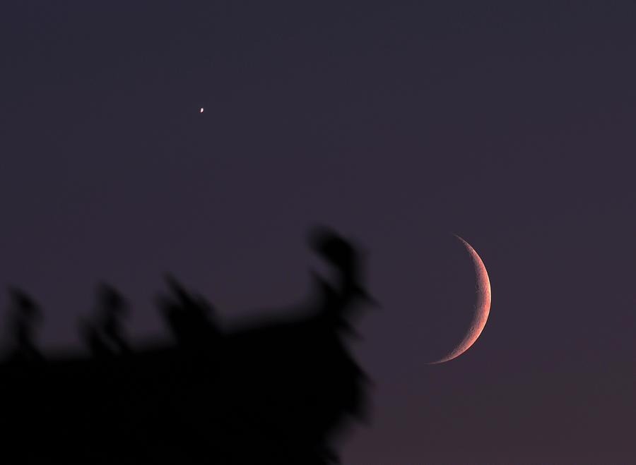 Foto yang diambil pada 14 September 2026 ini menunjukkan kemunculan planet Zuhrah di sebelah bulan di langit bandar Jiamusi, provinsi Heilongjiang, timur laut China. (Foto oleh Chen Zhiguo/Xinhua)