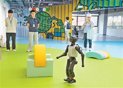 Robot berjalan di ‘tadika robot’. (Foto oleh Liu Faiwei/People's Daily)