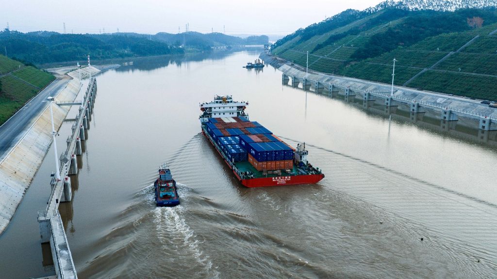 Foto dron bertarikh 7 September ini memperlihatkan kapal kontena Beigang Nanning Borun yang berdaftar di Panama belayar ke hulu di Terusan Pinglu. (Xinhua/Zhang Ailin)