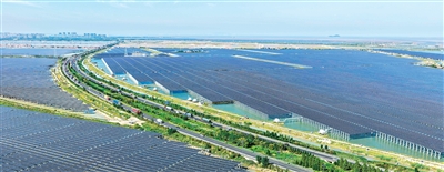 Foto menunjukkan tapak projek perikanan dan fotovolta yang saling melengkapi di ladang garam Qingkou, Lianyungang, provinsi Jiangsu, timur China. (Foto/Si Wei)