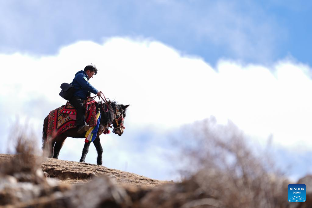 Tseten membuat rondaan di pekan Angsai, kaunti Zaduo, daerah autonomi Tibet Yushu, provinsi Qinghai, barat laut China, 29 Januari 2026. (Xinhua/Qi Zhiyue)