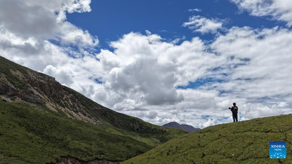 Foto dron bertarikh 9 Ogos 2025 menunjukkan Tseten mengambil gambar semasa rondaan di pekan Angsai, kaunti Zaduo, daerah autonomi Tibet Yushu, provinsi Qinghai, barat laut China. (Xinhua/Qi Zhiyue)