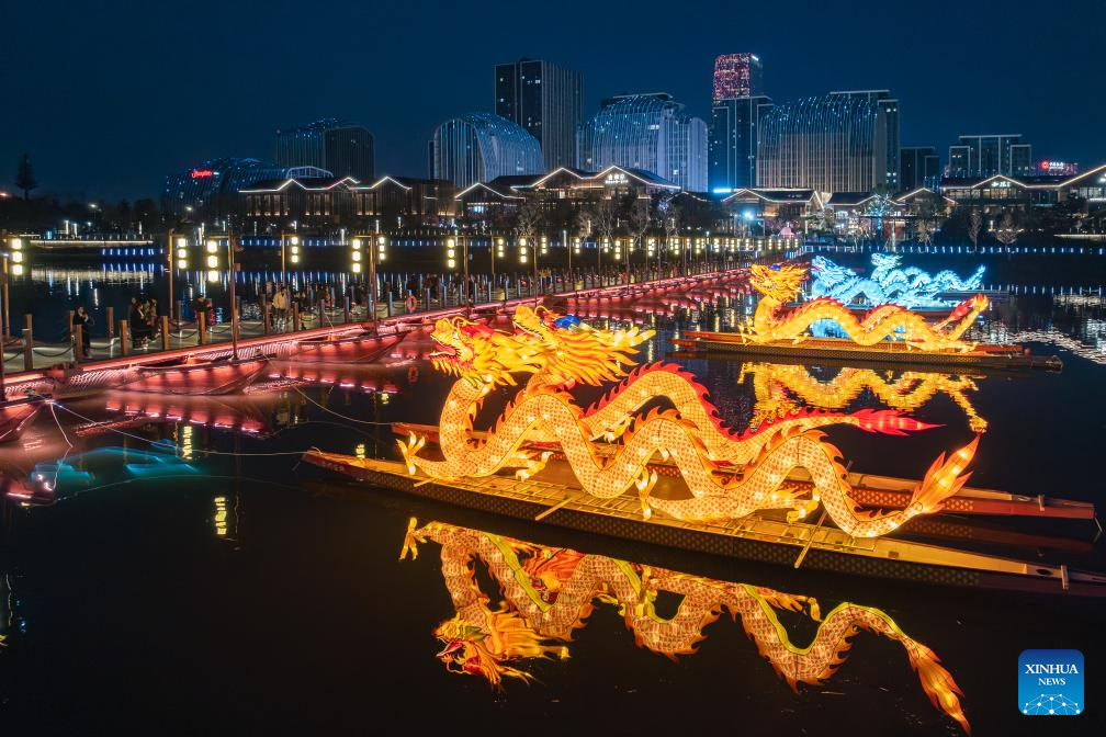 Foto dron yang diambil pada 12 Februari 2026 menunjukkan hiasan tanglung di sungai Wujiang, bandar Jinhua, provinsi Zhejiang, timur China. (Lou Jiyang/Xinhua)